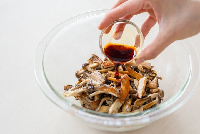 ボウルにキノコをいれる