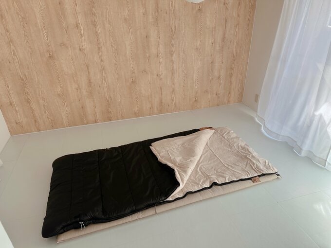 寝袋と薄型の敷マットをベッドがわりに