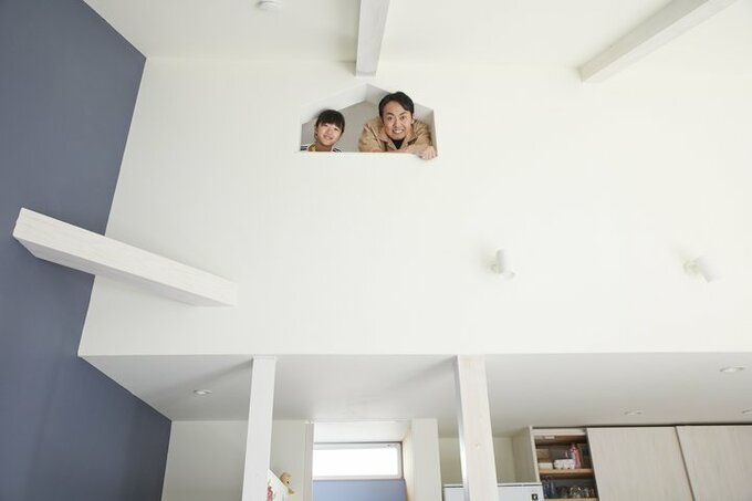 遊び心が感じられる家型の小窓から顔を出す田中さんと長女