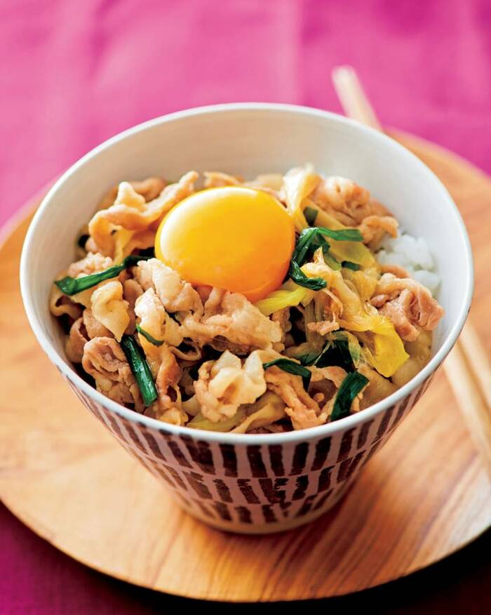 速攻でつくれて食も進む！豚バラ卵黄スタミナ丼 | ESSEonline（エッセ