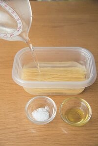 水、塩、油を加える