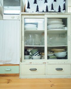 ガラス戸の棚には食器の素材や色をそろえてしまう