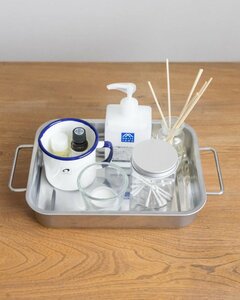 ローストトレーにグルーミンググッズを