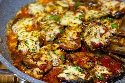 ワンパン20分で「ナスのデミ風チーズ焼き」レシピ。夏にぴったりレンチンマリネも