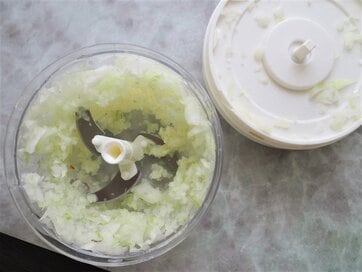 ダイソー「ハンドル野菜カッター」がすごい…！みじん切りも手間なく完成