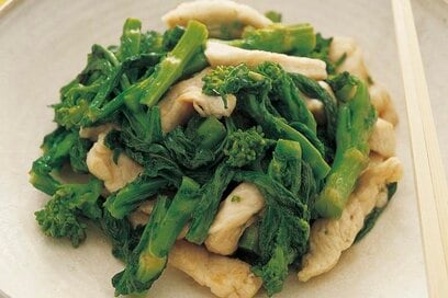 鶏むね肉と「菜の花」のシンプル炒め。味つけは酒・塩・コショウで超簡単！：大庭大庭英子さん春レシピ