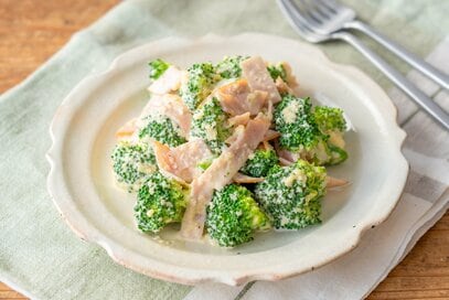 冬においしいブロッコリーはシーザー風サラダがいちばん。身近な材料であっという間に完成