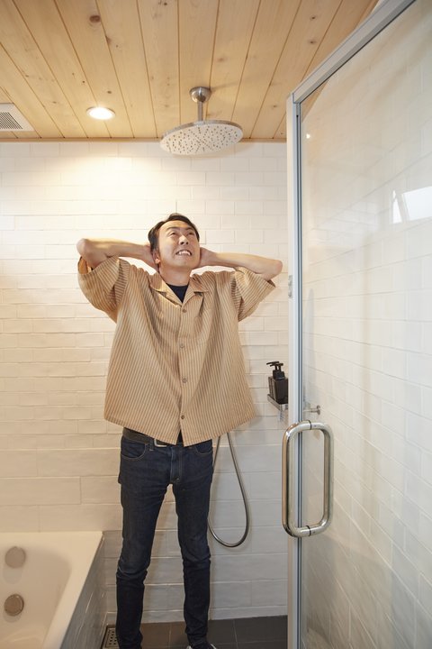 レインシャワーが設置された浴室の天井には青森ヒバを採用