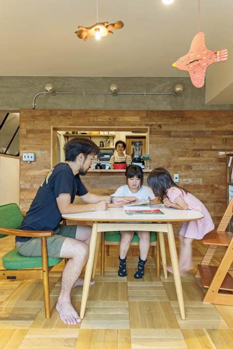 ダイニングでくつろぐ家族