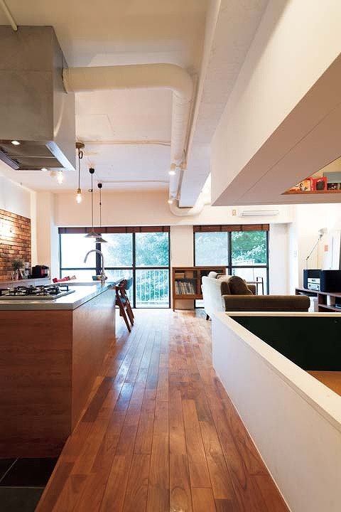 イチョウの木を望める眺望を楽しめるLDK