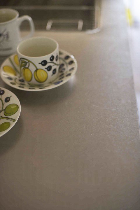 ティーカップを置いたキッチン天板