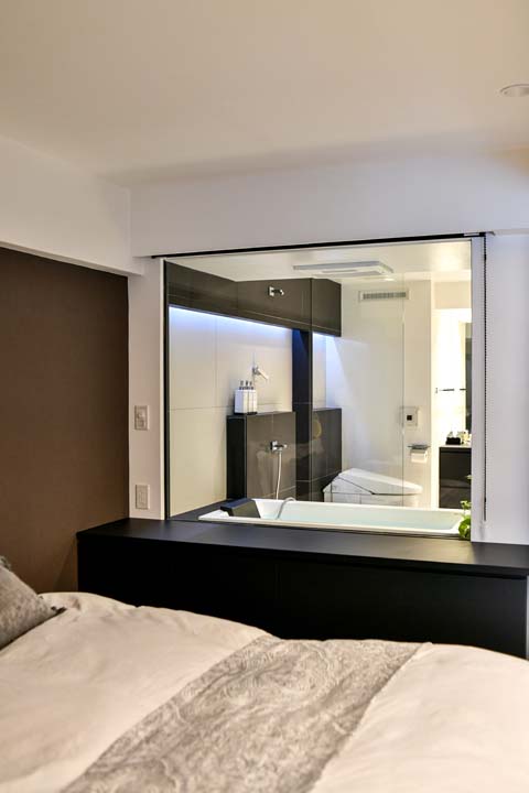 寝室から見たバスルーム