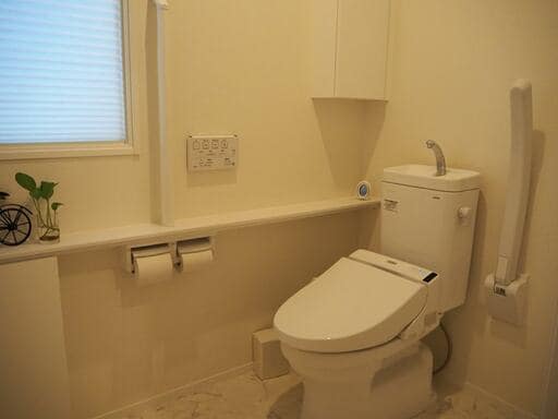 トイレの手すり。使ってないときの状態