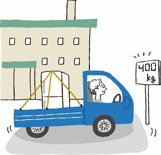 軽トラックで冷蔵庫を運ぶ人