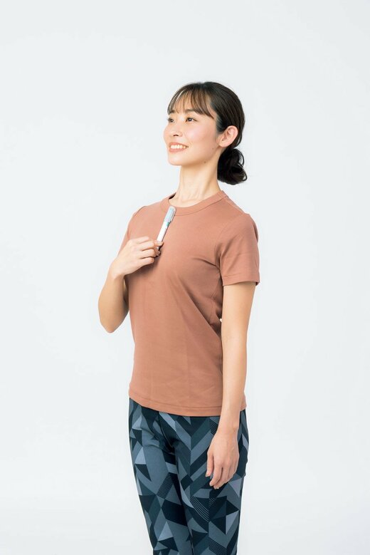 ペンを胸に当てて息を吸う人