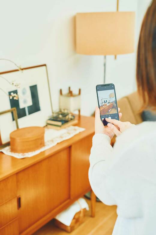 リビングを撮影する人