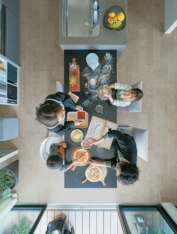 ダイニングテーブルで過ごす家族