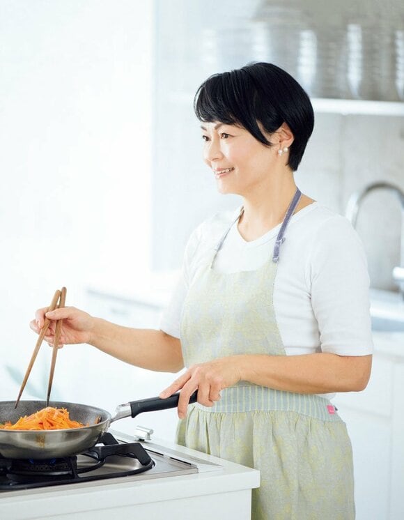 料理する女性