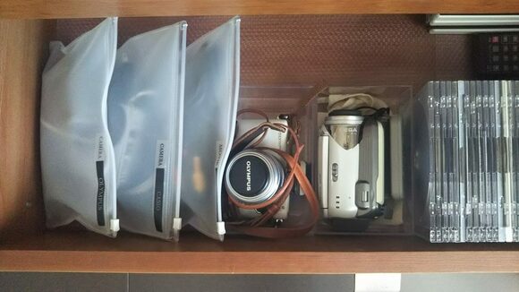 カメラと充電コードはケースに分けてラべリング