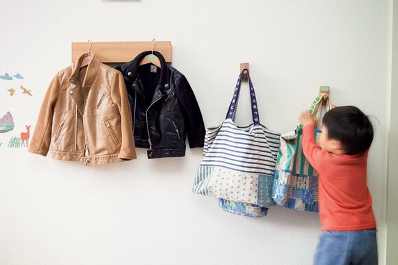 子どもの部屋にある服やバッグは、 兄弟別に色分けしてわかりやすく2