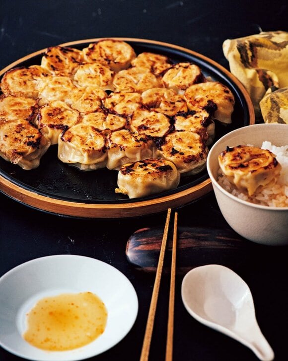 丸皿にギョーザ