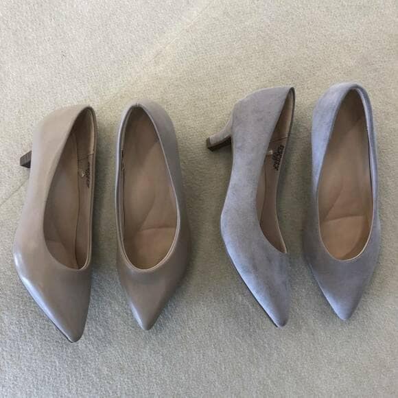 ベージュとグレー靴2つ