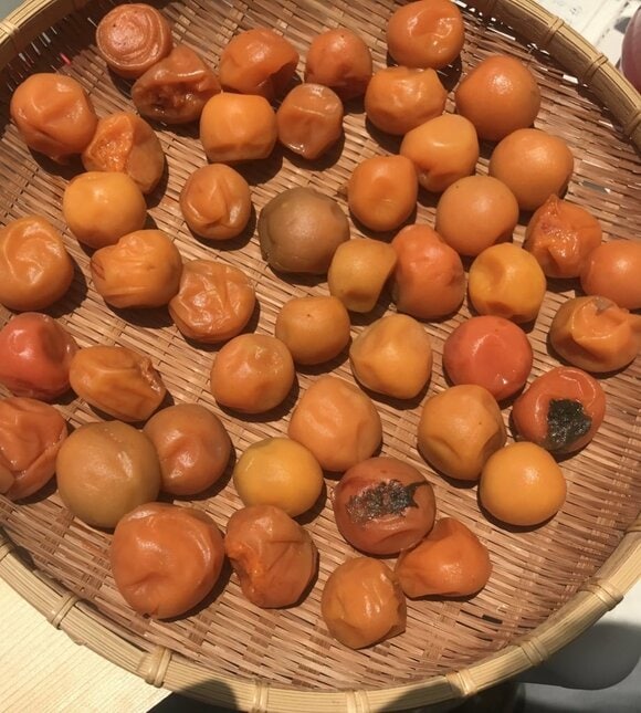 カゴに梅干し