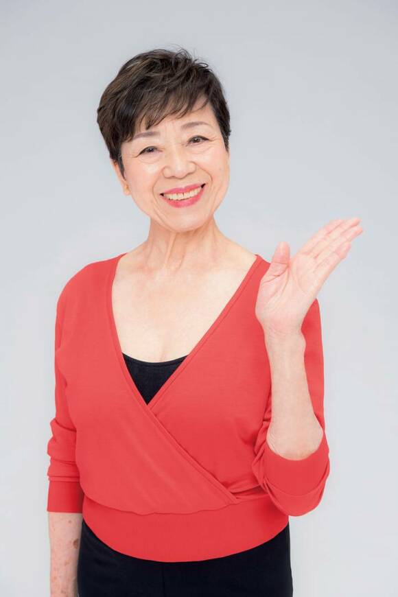 赤シャツ女性