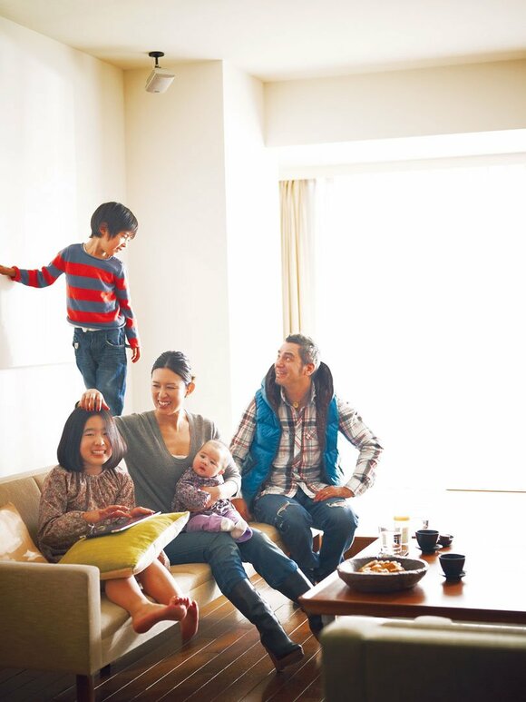 ソファに家族