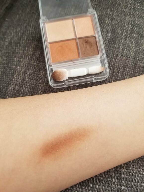 腕にアイシャドウ