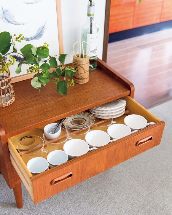 引き出し開閉時にカップ類がぶつかるのを防止