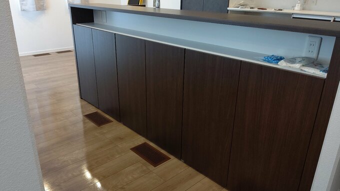 ダイニング側の方にオープン棚がある