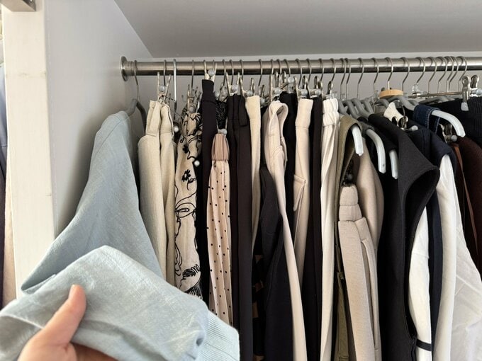 クローゼットの端にある着なくなった洋服