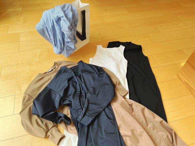 床に散らばった服