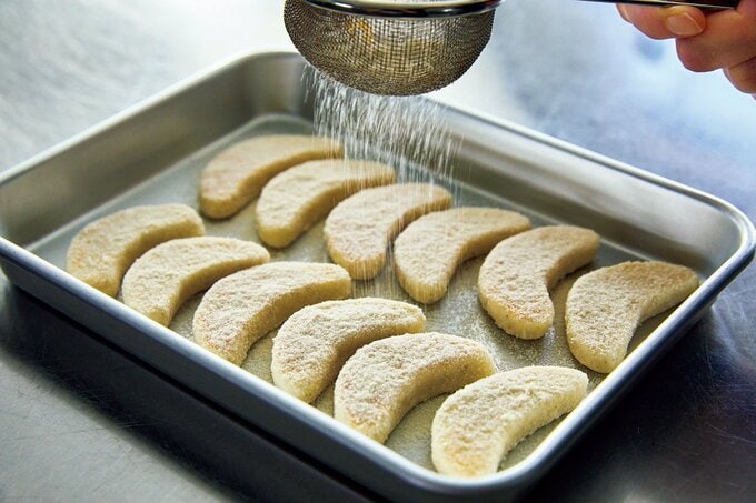 てんさい糖をまぶす