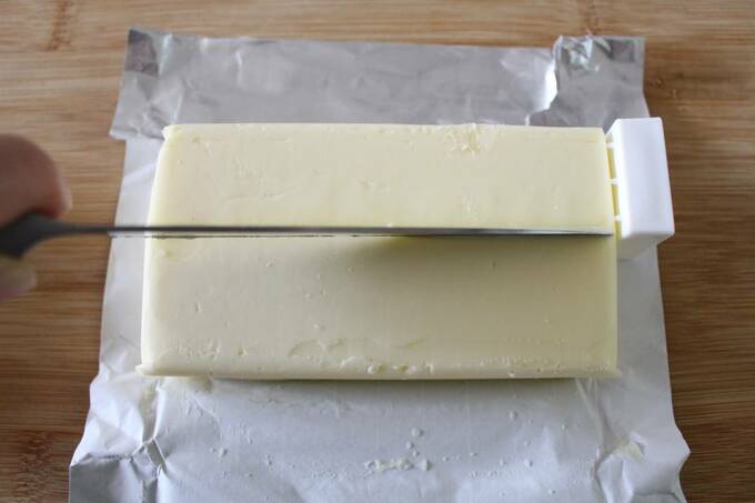 バターをケースにセットします