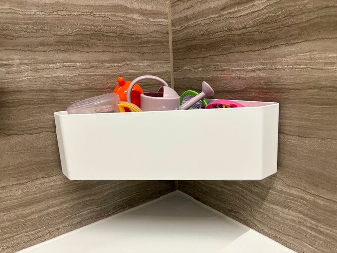 子どものオモチャが入ったカゴを壁に浮かせて収納