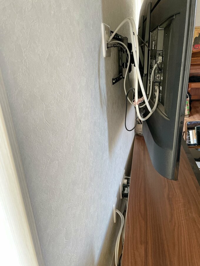壁かけテレビの裏の様子