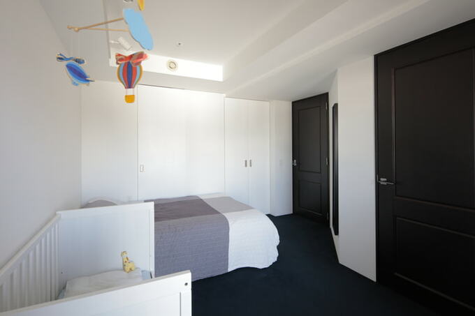 既存の扉がなじむ寝室