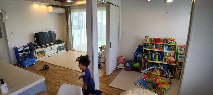 リビングも使って広々遊べる