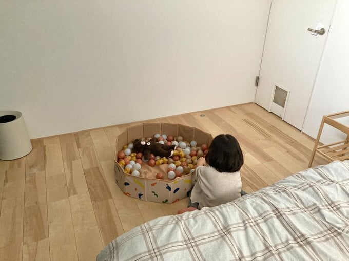 ベッドサイドで子どもを遊ばせられる寝室