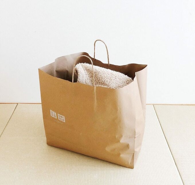 紙袋に入った衣類