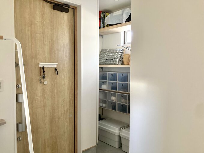 天井高まで設けたシューズクローク