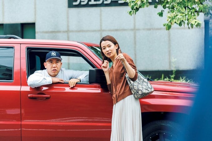 赤い車に男性女性二人