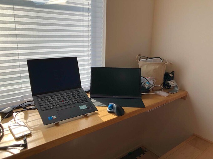 パソコンが並ぶカウンター