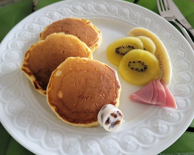 ヘーゼルナッツシロップを加えたパンケーキ