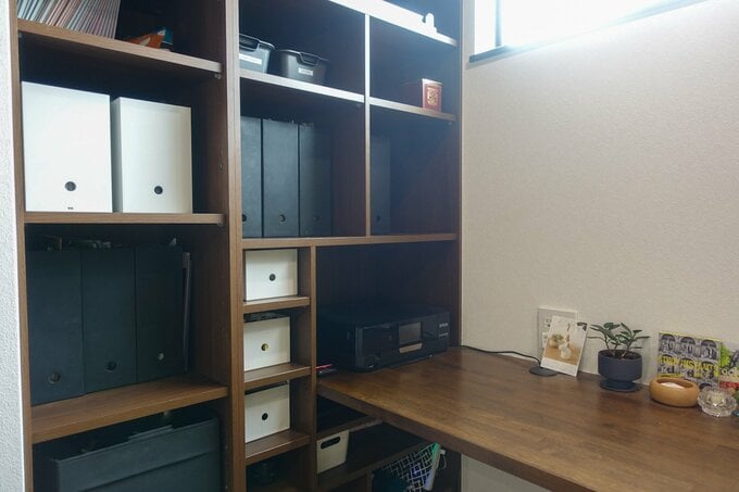 デスクの脇の棚