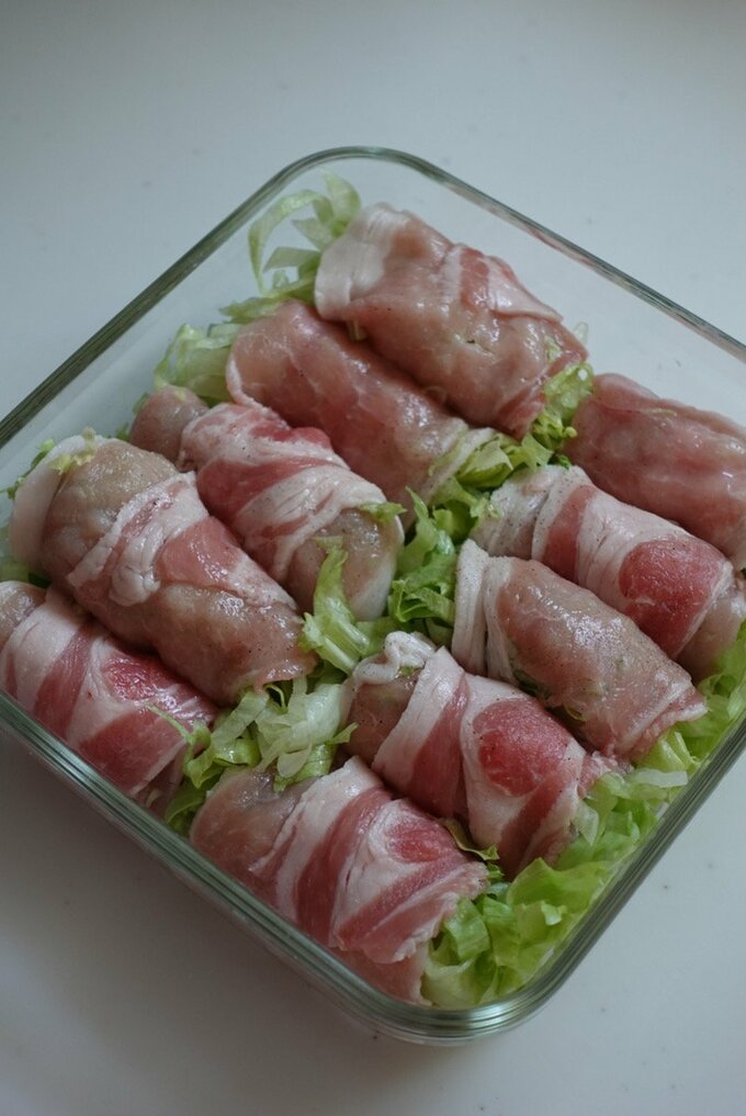 豚肉でレタスを巻く