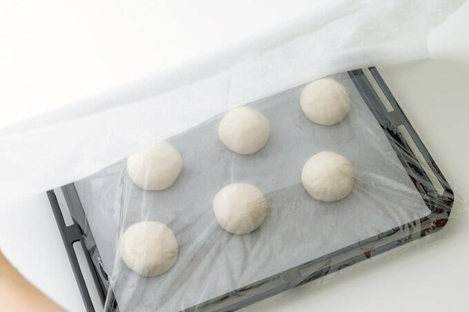 天板に並べて米粉パンを発酵させる工程