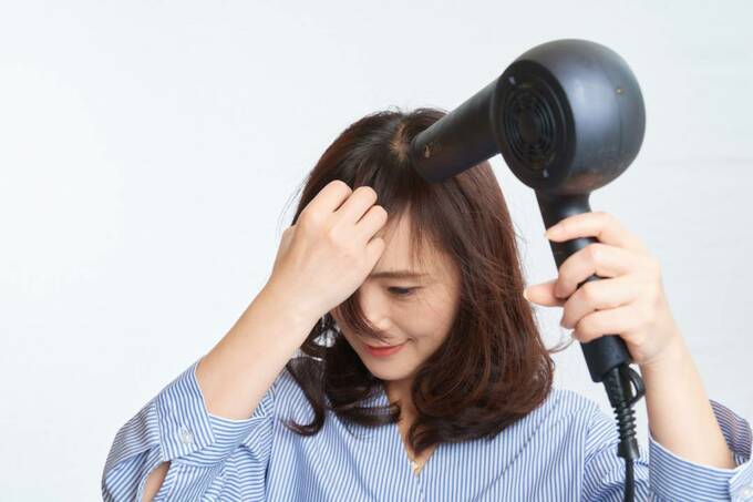髪をまっすぐ下ろして根元に熱を与える